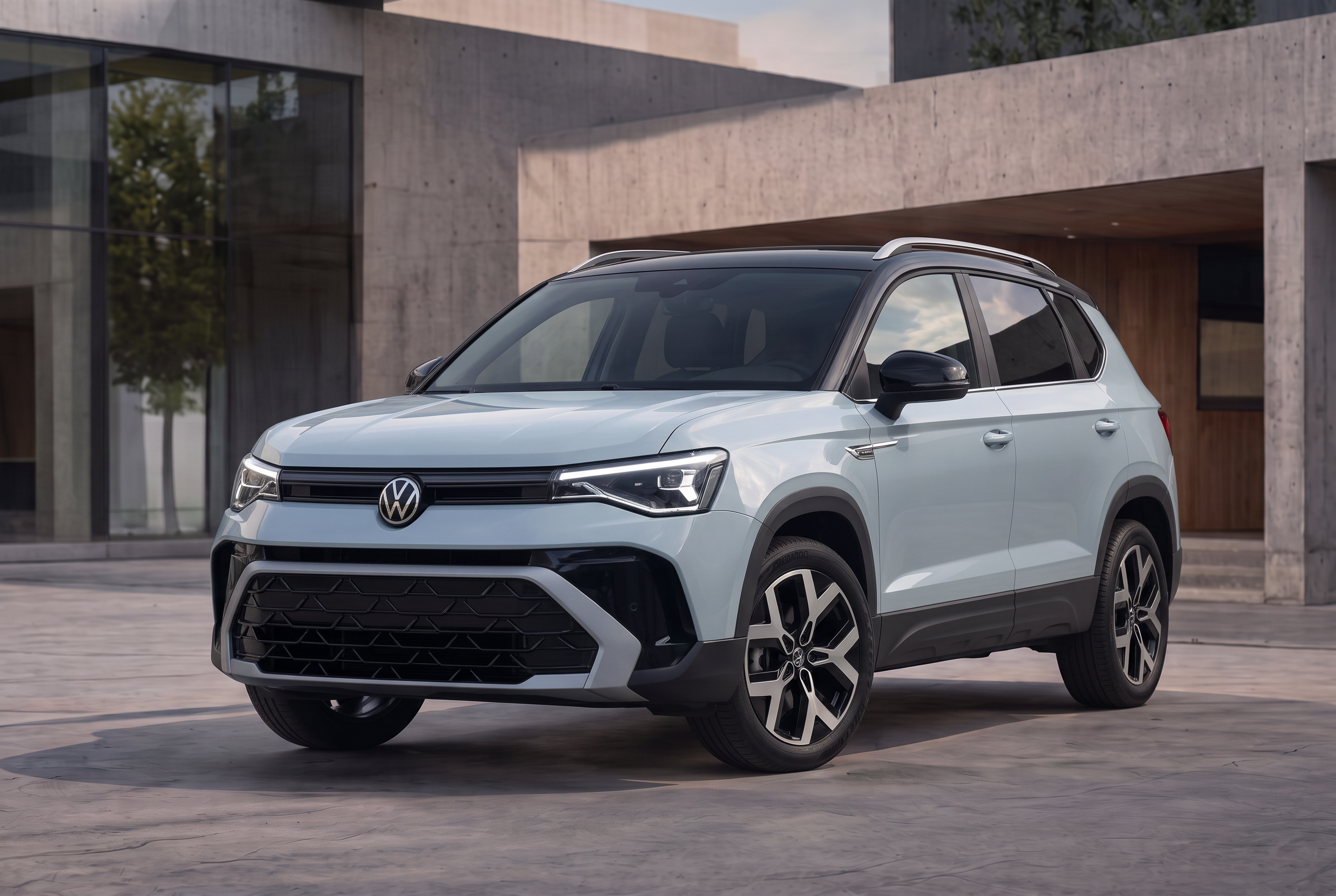 Volkswagen Taos Highline Cinza Glacial, visto de frente em três quartos — imagem ilustrativa baseada nas referências enviadas
