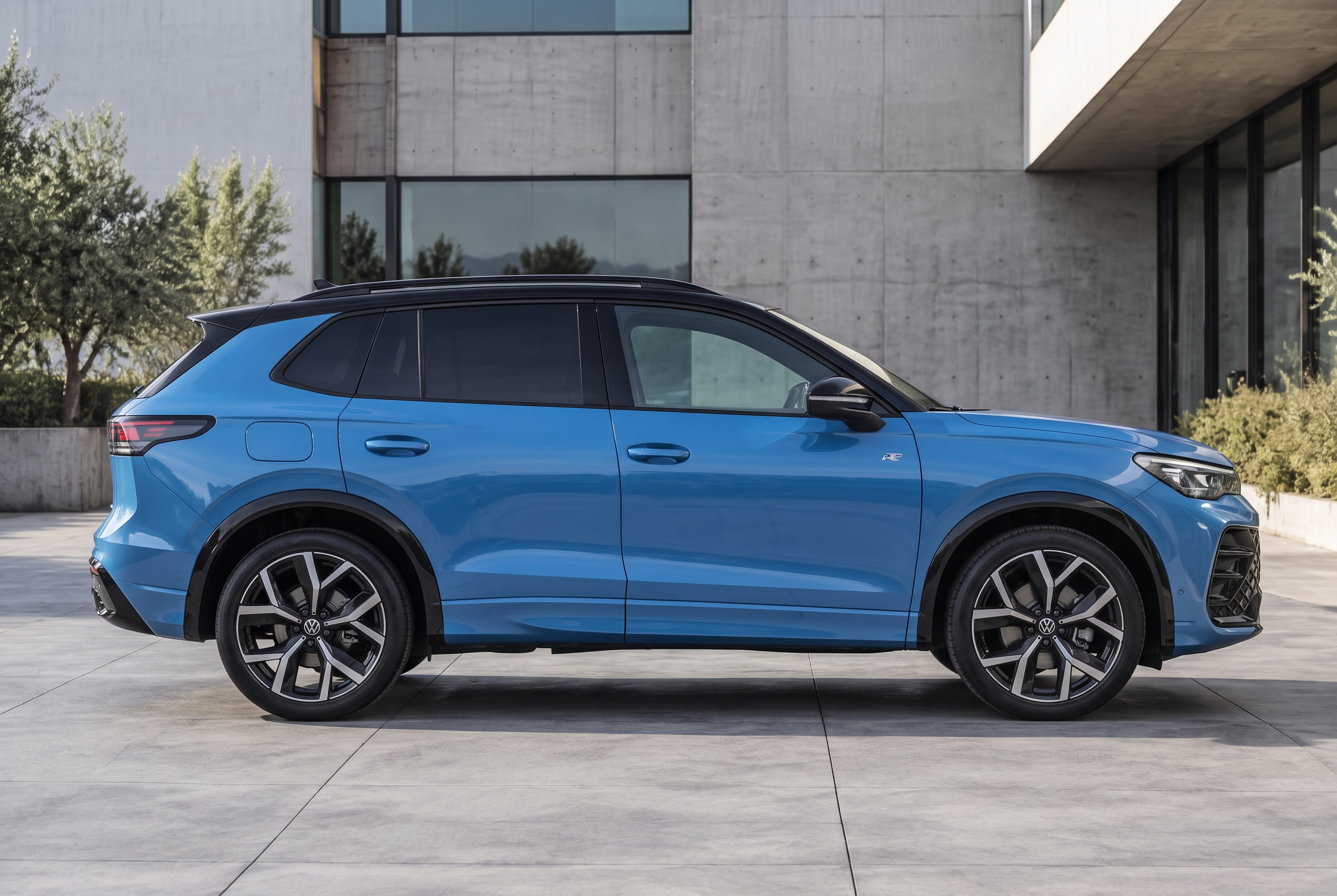 Volkswagen Tiguan R-Line Azul Pacífico, visto de perfil — imagem ilustrativa baseada nas referências enviadas